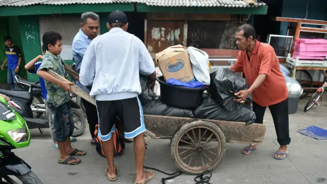 Sampai Kamis (25/02), sebagian kecil warga yang ber-KTP Jakarta telah dipindahkan ke sejumlah rumah susun. Sisanya memilih bertahan.