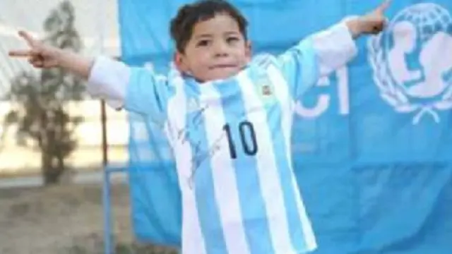 مرتضى يرتدي القميص الذي وقعه ميسي