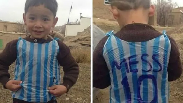 مرتضى يرتدي القميص البلاستيكي الذي أثار ضجة