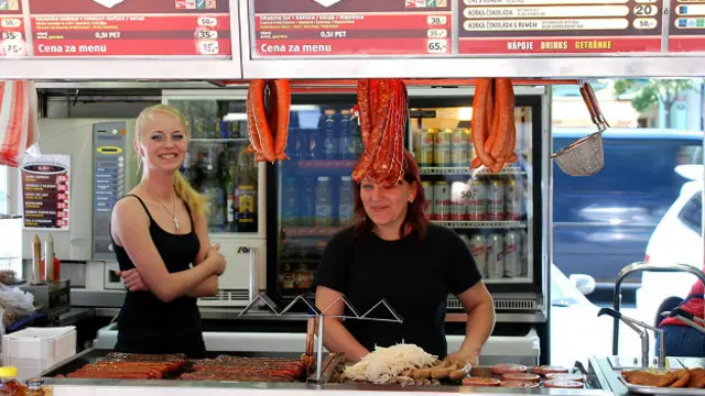 Считается, что приезжая в Прагу, нельзя не отведать жареных колбасок с лотков на ее центральной площади, Вацлавской