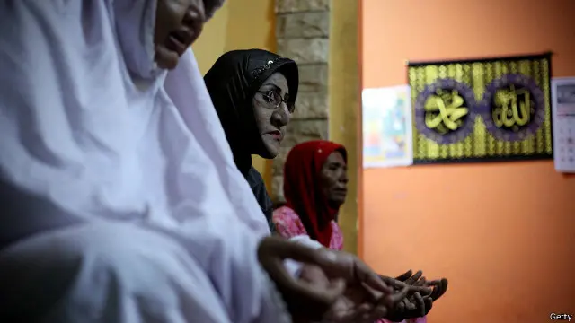 Shinta Ratri (tengah) adalah pemimpin pesantren untuk waria di Bantul, Yogyakarta.