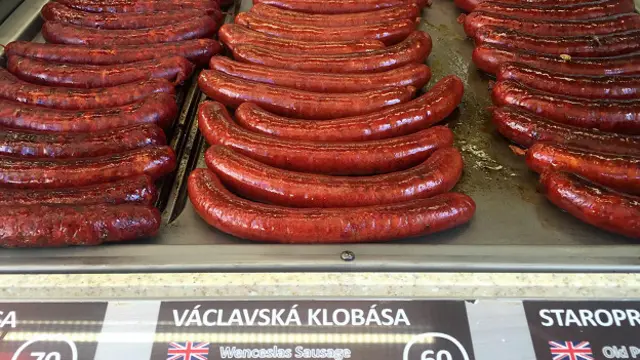 Klobása, продаваемая на улицах Праги, довольно сочная