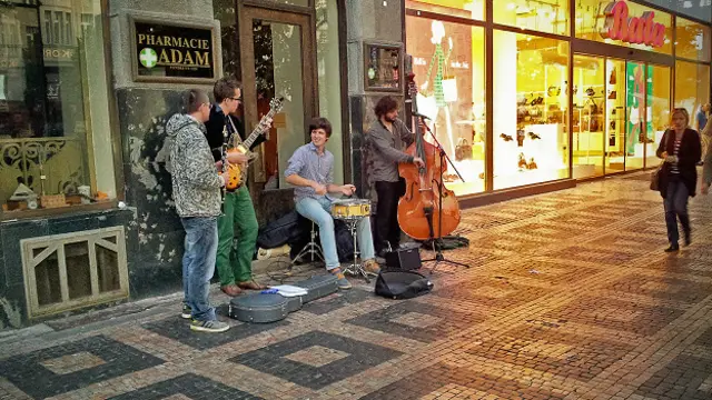 Уличный джаз в вечерней Праге