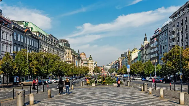 Вацлавская площадь Праги при свете дня