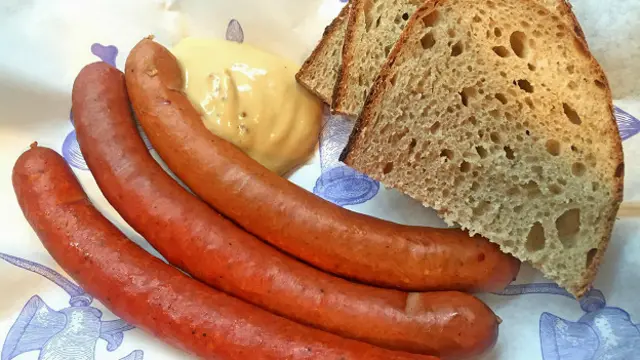 В "Нашем мясе" колбаски подают с горчицей