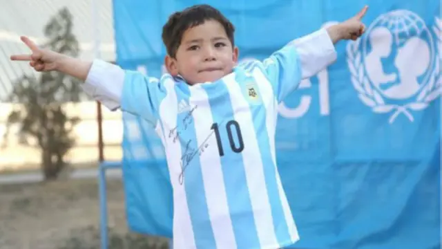 Murtaza Ahmadi sanye da rigar da Messi ya aiko mi shi da ita bayan ganinsa da ya yi da irinta ta leda a shafukan intanet.