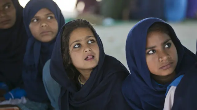 سکول چھوڑنے والے لڑکوں کی تعداد کے مقابلے میں سکول چھوڑنے والی لڑکیوں کی تعداد زیادہ ہے