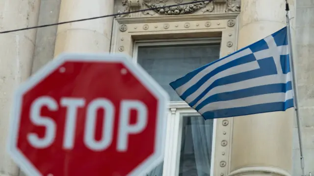 Dấu hiệu 'Dừng lại' để trước sứ quán Hy Lạp ở Vienna, Áo