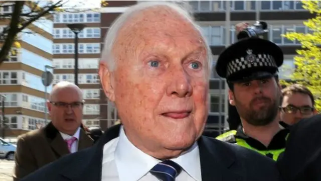 Yayıncı Stuart Hall 2013 yılında 86 yaşındayken 13 kız çocuğunu tacizden hüküm giymişti.