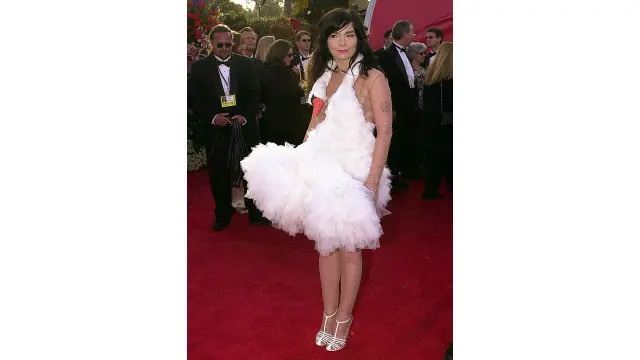 Björk'ün 2001 Oscar töreni için giydiği kuğu elbisesi çok tartışılmıştı.