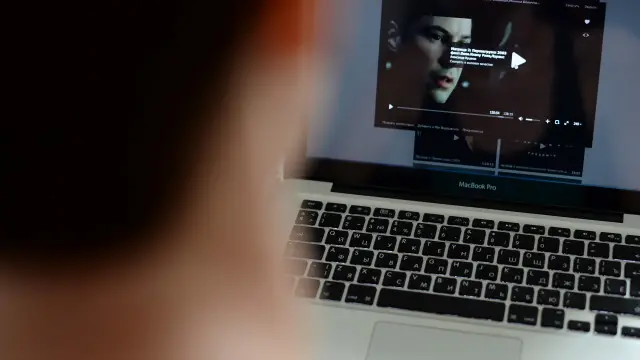 В российском законодательстве нет отдельного понятия "репост", обычно в материалах дела повторная публикация проходит как "распространение информации"