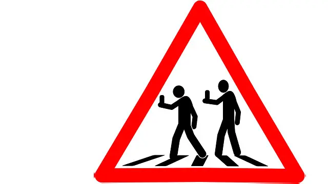 Un peligro de nuestra época: peatones conectados a otro universo.