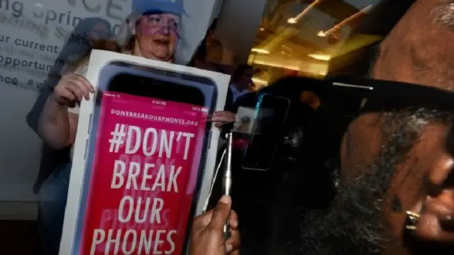 محتجون يتظاهرون ضد طلب مكتب التحقيقات الفيدرالي اختراق الهاتف