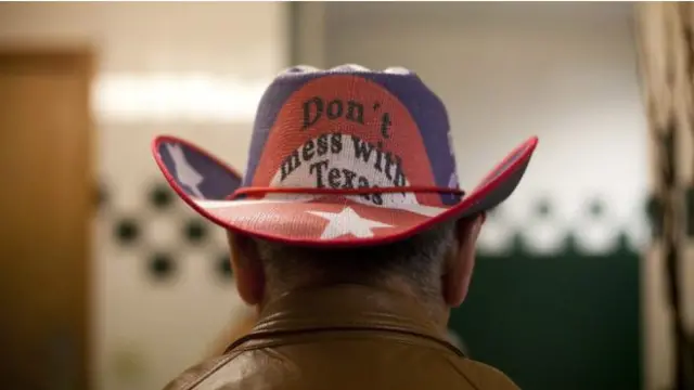 Un hombre con un sombrero sobre Texas