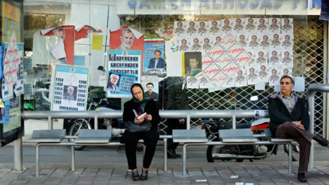 پارلیمنٹ کی 290 نشتسوں کے لیے انتخابات میں چھ ہزار دو سو امیدوار میدان میں ہیں جس میں 586 خواتین بھی شامل ہیں