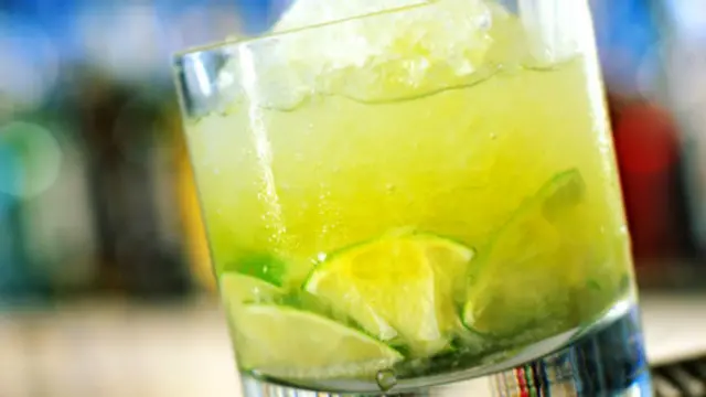 巴西凯匹林纳(caipirinha)鸡尾酒. (图片来源: Rob Lawson/Getty)
