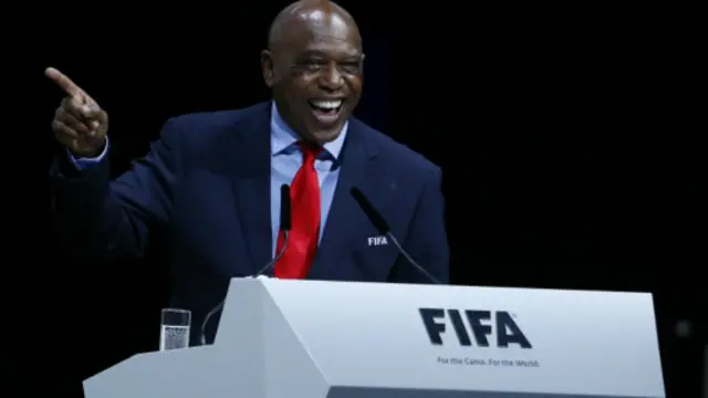 塞克斯瓦莱在讲话结束之际，宣布退出角逐。