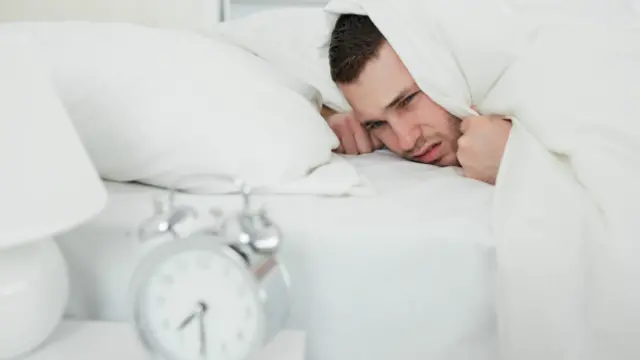 Los expertos dicen que no deberíamos comenzar nuestra jornada laboral antes de las 10 de la mañana.