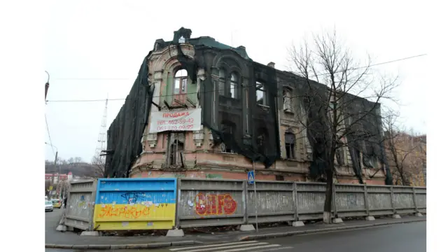 Будинок на подільській вулиці Межигірська, 33/19 офіційно є архітектурною пам'яткою та "охороняється" державою, хоча перебуває у приватній власності. 