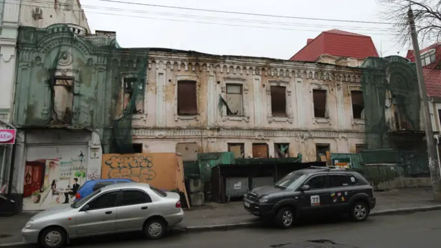 Будинок на вулиці Ярославська, 8 на Подолі перебуває у такому стані вже більше 15 років. В офіційному переліку пам'яток його вже немає. 