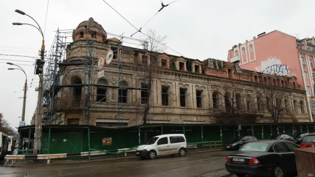 Будинок на розі вулиць Костянтинівської та Верхнього Валу перебуває у такому стані понад десять років. Не є офіційною пам'яткою. 