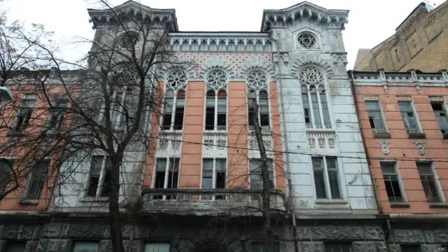 Покинута неоготична будівля швидкої допомоги початку ХХ століття на Рейтарській, 22. Є пам'яткою архітектури та містобудування. 