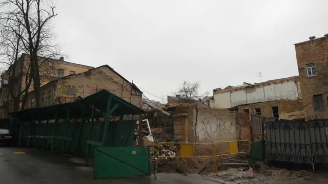 На цьому місці у провулку Алли Тарасової стояв будинок, якому активісти вимагали надати охоронний статус. 