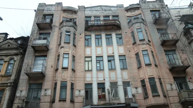 Будинок на вулиці Мала Житомирська, 12 - за сто метрів від Майдану Незалежності. Належить до реєстру пам'яток архітектури та містобудування.