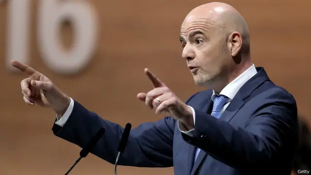 Gianni Infantino bất ngờ dẫn đầu trong vòng bỏ phiếu đầu tiên