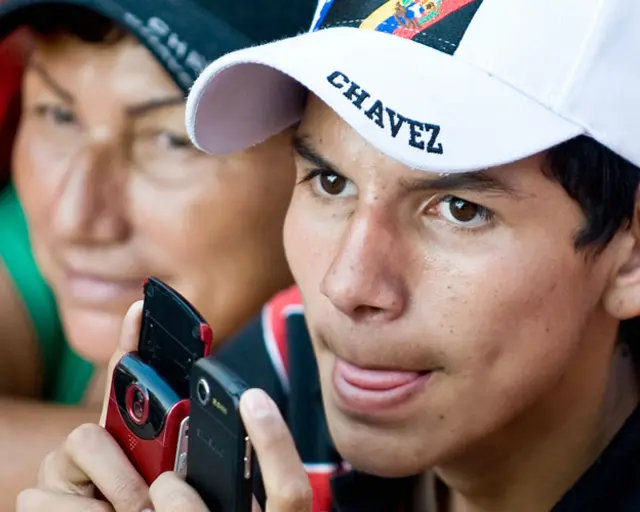 Chavista con dos celulares