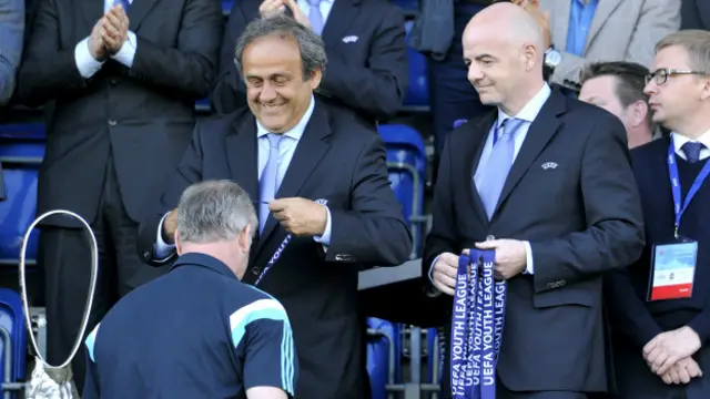 Infantino llegó a ser candidato tras la suspensión de Michel Platini, con quien tuvo una relación muy cercana.