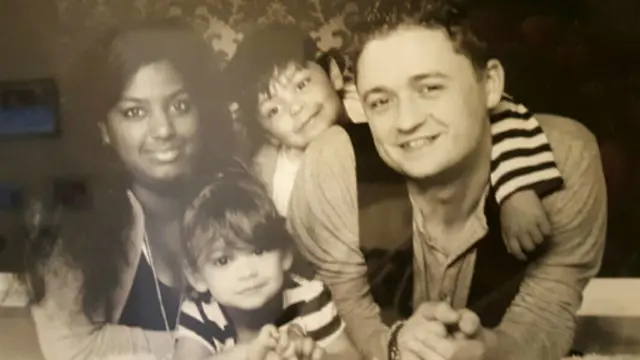 ෆිලීෂියා තම සැමියා සහ දියණියන් සමග