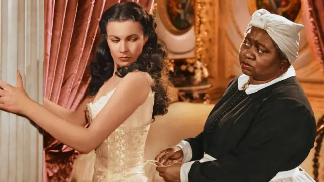 La actriz Hattie McDaniel en una escena con la protagonista de "Lo que el viento se llevó" Vivien Leigh