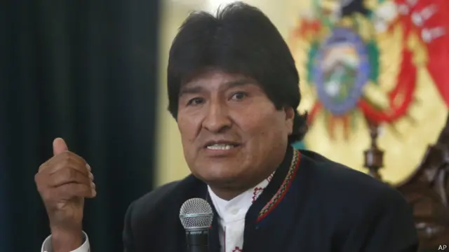 Kubu oposisi menuding Morales menggunakan pengaruhnya agar perusahaan Cina mendapat proyek pemerintah dan membuat mantan kekasihnya menempati posisi strategis di perusahaan tersebut.