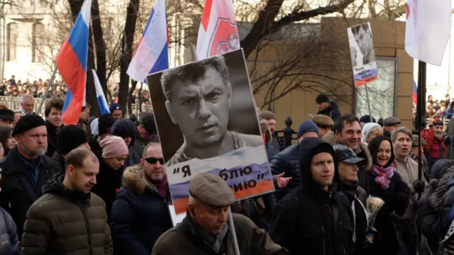 Люди прошли по маршруту от Страстного бульвара до проспекта Сахарова. Многие участники шествия несли в руках российские флаги