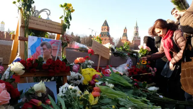 После марша участники возложили цветы к месту гибели Немцова на Москворецком мосту