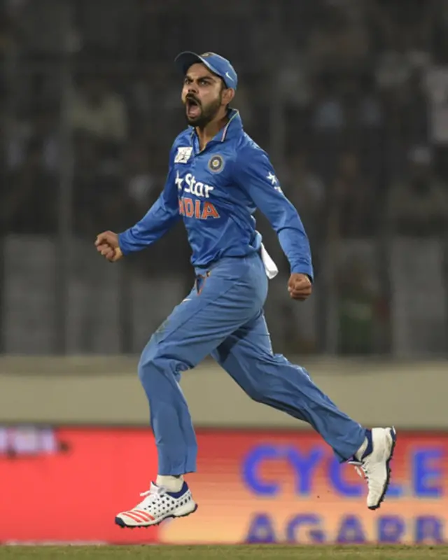 چھٹے اوور میں خرم اور شعیب کے درمیان غلط فہمی پر خرم منظور رن آؤٹ ہو گئے۔