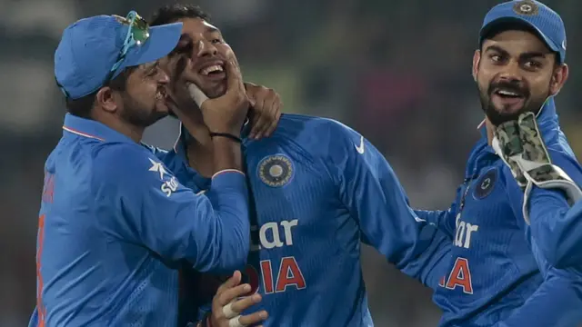 42 کے مجموعی سکور پر شاہد آفریدی بھی رن آؤٹ ہوکر پویلین لوٹ گئے۔