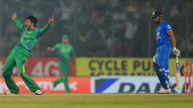 محمد عامر نے اپنے پہلے دو اوورز میں تین وکٹیں حاصل کیں۔