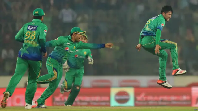 محمد عامر وکٹ لینے کے بعد جشن مناتے ہوئے۔ 