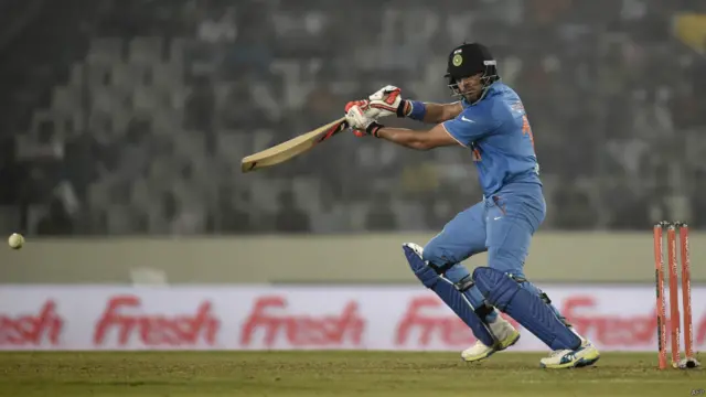 بھارت کی ابتدائی تین وکٹیں گرنے کے بعد وراٹ کوہلی کا ساتھ دینے کے لیے یوراج سنگھ کریز پر آئے۔ انھوں نے تحمل سے کھیلتے ہوئے 32 گیندوں پر 14 رنز بنائے۔ ان کی اس اننگز میں دو چوکے بھی شامل ہیں۔