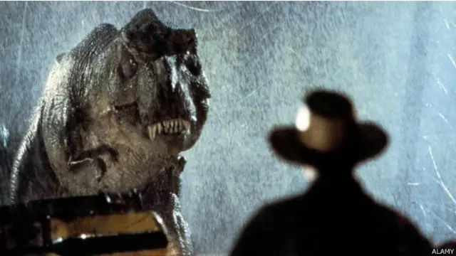 फ़िल्म में डायनोसॉर.