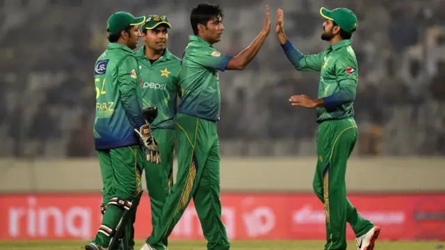 محمد سمیع نے 15ویں اوور میں پہلے وراٹ کوہلی اور پھر اسی اوور میں ہی ہردک پانڈیا کو آؤٹ کیا۔