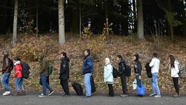 مېرمن مېرکل په خپل هېواد کې د پلویانو له لږېدو سره هم د کډوالو پر مخ د خپل هېواد پولو پرانیستلوپرېکړې دفاع کړې