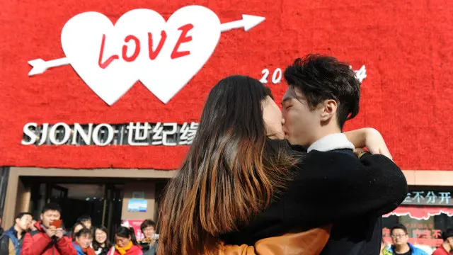 Una pareja china besándose