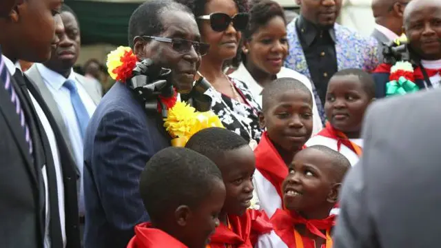 حکمران جماعت کے ایک رہنما نے اس تقریب کا دفاع کرتے ہوئے کہا کہ تاریخ میں اس قوم کی ترقی میں مسٹر موگابے کی خدمات کی قیمت نہیں لگائی جا سکتی