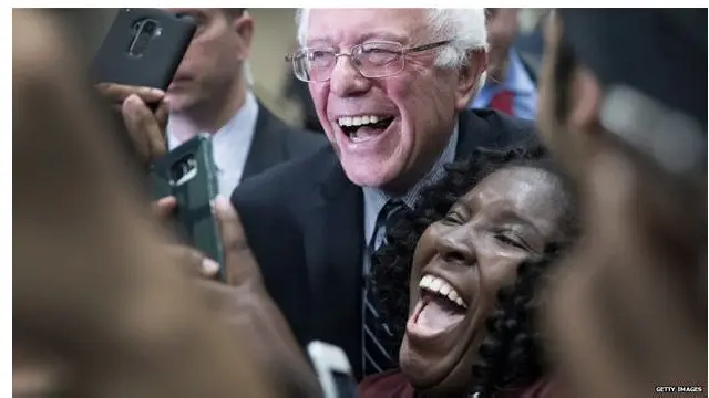 برنی سندرز بین هواداران - رقابت‌های درون‌حزبی در 'سه‌شنبه بزرگ'، تعیین‌کننده می‌شود.