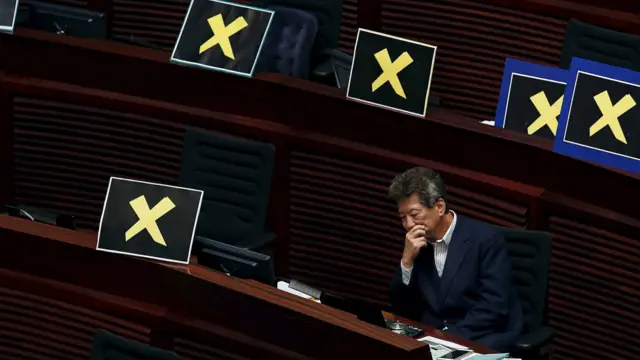 汤家骅在立法会议事厅内（22/4/2015）