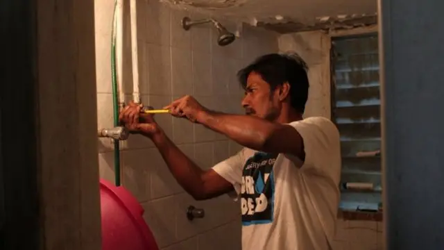 سورتی پلمبر کی مدد سے مفت میں پانی ٹپکنے کا علاج شروع کر دیتے ہیں