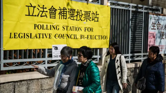 香港立法会新界东补选某投票站外的选民（28/2/2016）